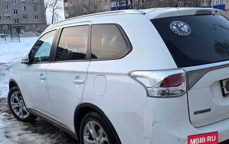 Mitsubishi Outlander III рестайлинг 3, 2014 год, 1 400 000 рублей, 3 фотография
