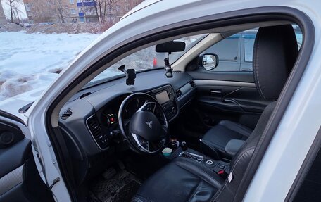 Mitsubishi Outlander III рестайлинг 3, 2014 год, 1 400 000 рублей, 5 фотография