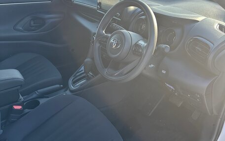 Toyota Yaris, 2021 год, 1 400 000 рублей, 4 фотография