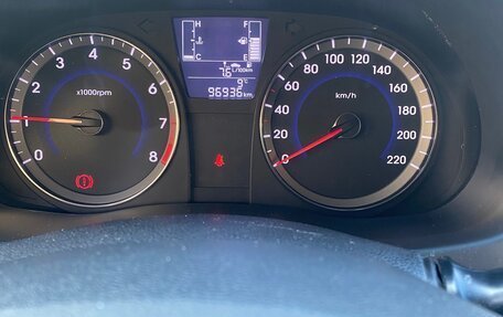 Hyundai Solaris II рестайлинг, 2016 год, 900 000 рублей, 3 фотография