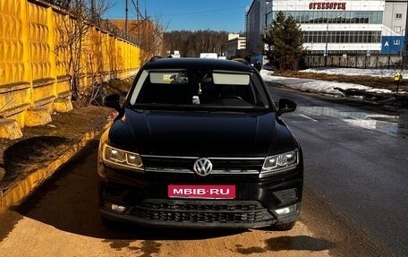 Volkswagen Tiguan II, 2019 год, 2 400 000 рублей, 1 фотография