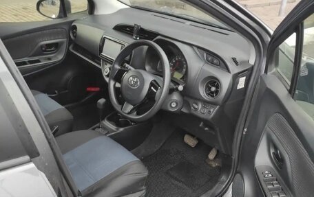 Toyota Vitz, 2018 год, 890 000 рублей, 10 фотография