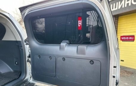 Toyota Land Cruiser Prado 150 рестайлинг 2, 2017 год, 3 650 000 рублей, 11 фотография