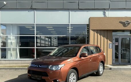 Mitsubishi Outlander III рестайлинг 3, 2013 год, 1 250 000 рублей, 2 фотография