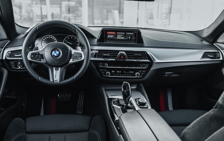 BMW 5 серия, 2018 год, 2 999 990 рублей, 18 фотография