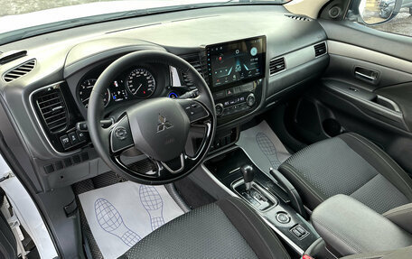 Mitsubishi Outlander III рестайлинг 3, 2018 год, 1 790 000 рублей, 7 фотография