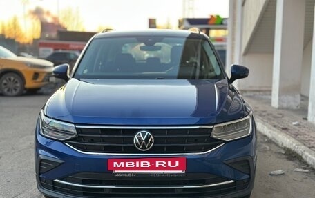 Volkswagen Tiguan II, 2021 год, 2 450 000 рублей, 2 фотография