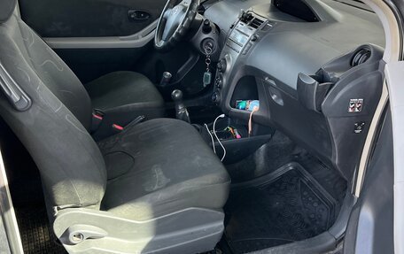 Toyota Yaris III рестайлинг, 2009 год, 375 000 рублей, 4 фотография