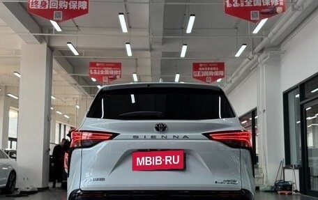 Toyota Sienna, 2024 год, 7 000 000 рублей, 3 фотография