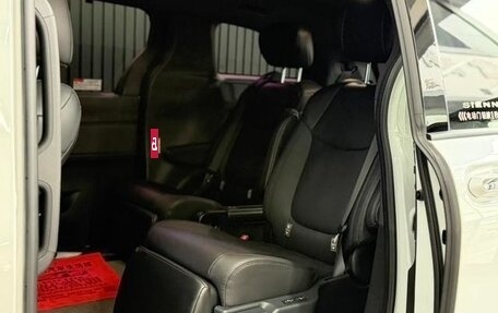 Toyota Sienna, 2024 год, 7 000 000 рублей, 8 фотография