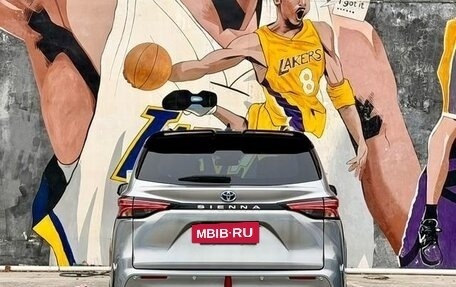 Toyota Sienna, 2024 год, 7 180 000 рублей, 4 фотография