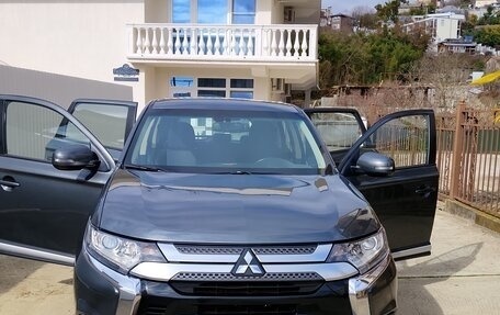 Mitsubishi Outlander III рестайлинг 3, 2021 год, 2 400 000 рублей, 1 фотография