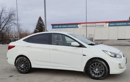 Hyundai Solaris II рестайлинг, 2011 год, 730 000 рублей, 2 фотография