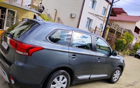 Mitsubishi Outlander III рестайлинг 3, 2021 год, 2 400 000 рублей, 2 фотография
