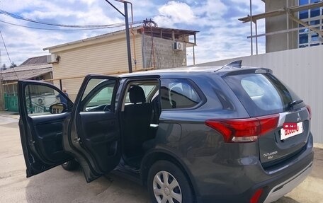 Mitsubishi Outlander III рестайлинг 3, 2021 год, 2 400 000 рублей, 4 фотография