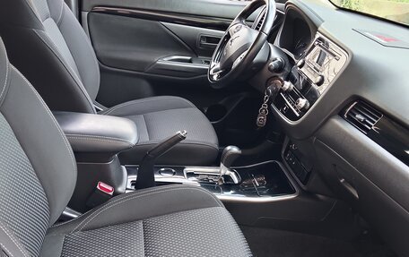 Mitsubishi Outlander III рестайлинг 3, 2021 год, 2 400 000 рублей, 7 фотография