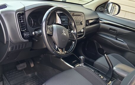 Mitsubishi Outlander III рестайлинг 3, 2021 год, 2 400 000 рублей, 8 фотография