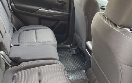 Mitsubishi Outlander III рестайлинг 3, 2021 год, 2 400 000 рублей, 6 фотография