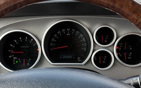 Toyota Sequoia II рестайлинг, 2010 год, 2 800 000 рублей, 28 фотография