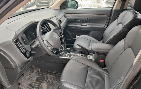 Mitsubishi Outlander III рестайлинг 3, 2017 год, 1 780 000 рублей, 5 фотография