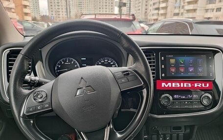 Mitsubishi Outlander III рестайлинг 3, 2017 год, 1 780 000 рублей, 11 фотография