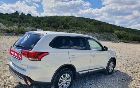 Mitsubishi Outlander III рестайлинг 3, 2019 год, 2 350 000 рублей, 3 фотография