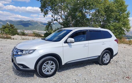 Mitsubishi Outlander III рестайлинг 3, 2019 год, 2 350 000 рублей, 10 фотография