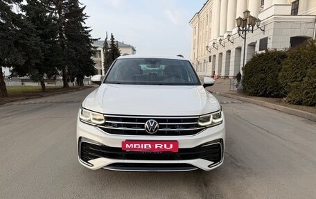 Volkswagen Tiguan II, 2020 год, 3 890 000 рублей, 2 фотография