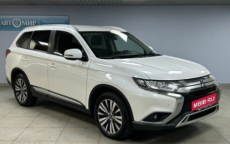 Mitsubishi Outlander III рестайлинг 3, 2019 год, 1 860 000 рублей, 3 фотография