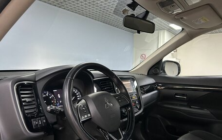 Mitsubishi Outlander III рестайлинг 3, 2019 год, 1 860 000 рублей, 10 фотография