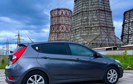 Hyundai Solaris II рестайлинг, 2011 год, 730 000 рублей, 1 фотография