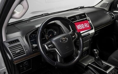Toyota Land Cruiser Prado 150 рестайлинг 2, 2017 год, 6 550 000 рублей, 10 фотография