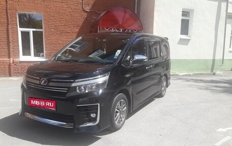 Toyota Voxy III, 2017 год, 2 500 000 рублей, 1 фотография