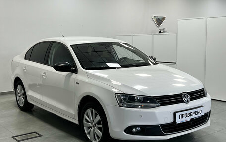 Volkswagen Jetta VI, 2013 год, 900 000 рублей, 2 фотография