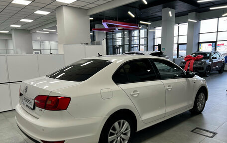 Volkswagen Jetta VI, 2013 год, 900 000 рублей, 3 фотография