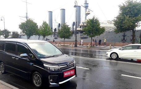 Toyota Voxy III, 2017 год, 2 500 000 рублей, 4 фотография