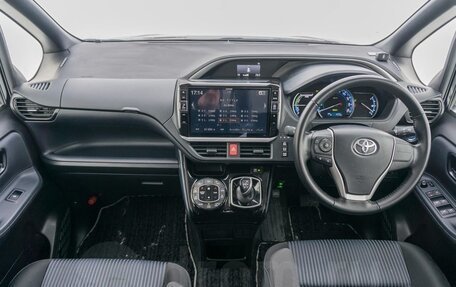 Toyota Voxy III, 2017 год, 2 500 000 рублей, 9 фотография