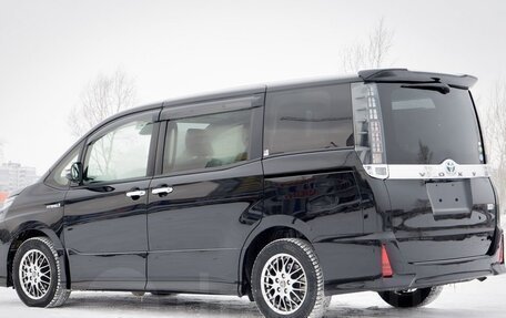 Toyota Voxy III, 2017 год, 2 500 000 рублей, 16 фотография