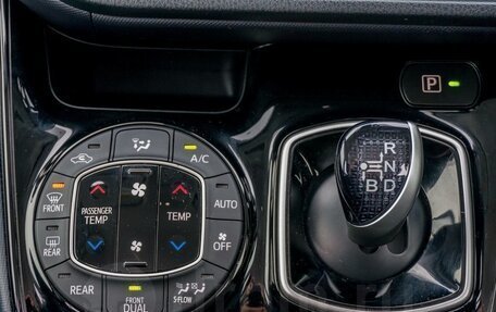 Toyota Voxy III, 2017 год, 2 500 000 рублей, 18 фотография