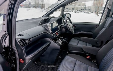 Toyota Voxy III, 2017 год, 2 500 000 рублей, 19 фотография