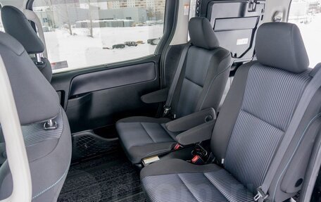 Toyota Voxy III, 2017 год, 2 500 000 рублей, 21 фотография