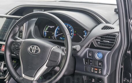 Toyota Voxy III, 2017 год, 2 500 000 рублей, 23 фотография