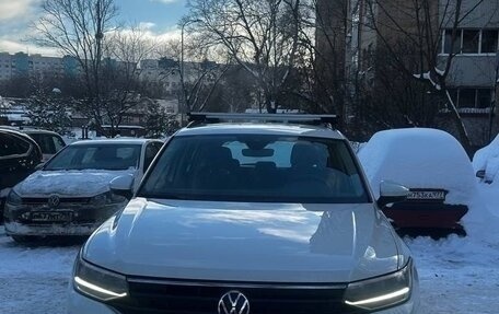 Volkswagen Tiguan II, 2021 год, 2 700 000 рублей, 2 фотография