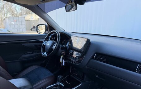 Mitsubishi Outlander III рестайлинг 3, 2019 год, 2 290 000 рублей, 10 фотография