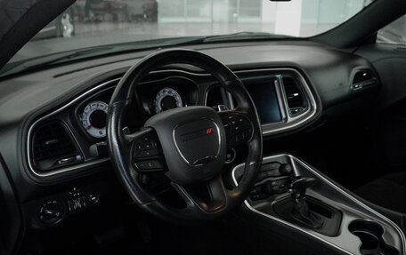 Dodge Challenger III рестайлинг 2, 2021 год, 6 899 000 рублей, 7 фотография
