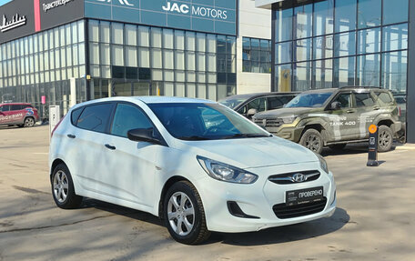 Hyundai Solaris II рестайлинг, 2012 год, 800 000 рублей, 3 фотография
