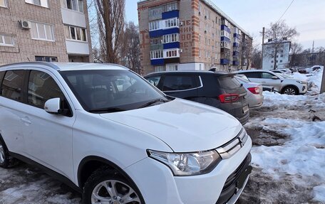 Mitsubishi Outlander III рестайлинг 3, 2014 год, 1 400 000 рублей, 3 фотография
