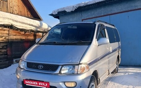 Toyota Regius, 1997 год, 830 000 рублей, 3 фотография