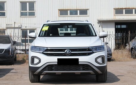 Volkswagen T-Roc I, 2023 год, 2 392 000 рублей, 2 фотография