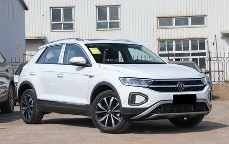 Volkswagen T-Roc I, 2023 год, 2 392 000 рублей, 3 фотография